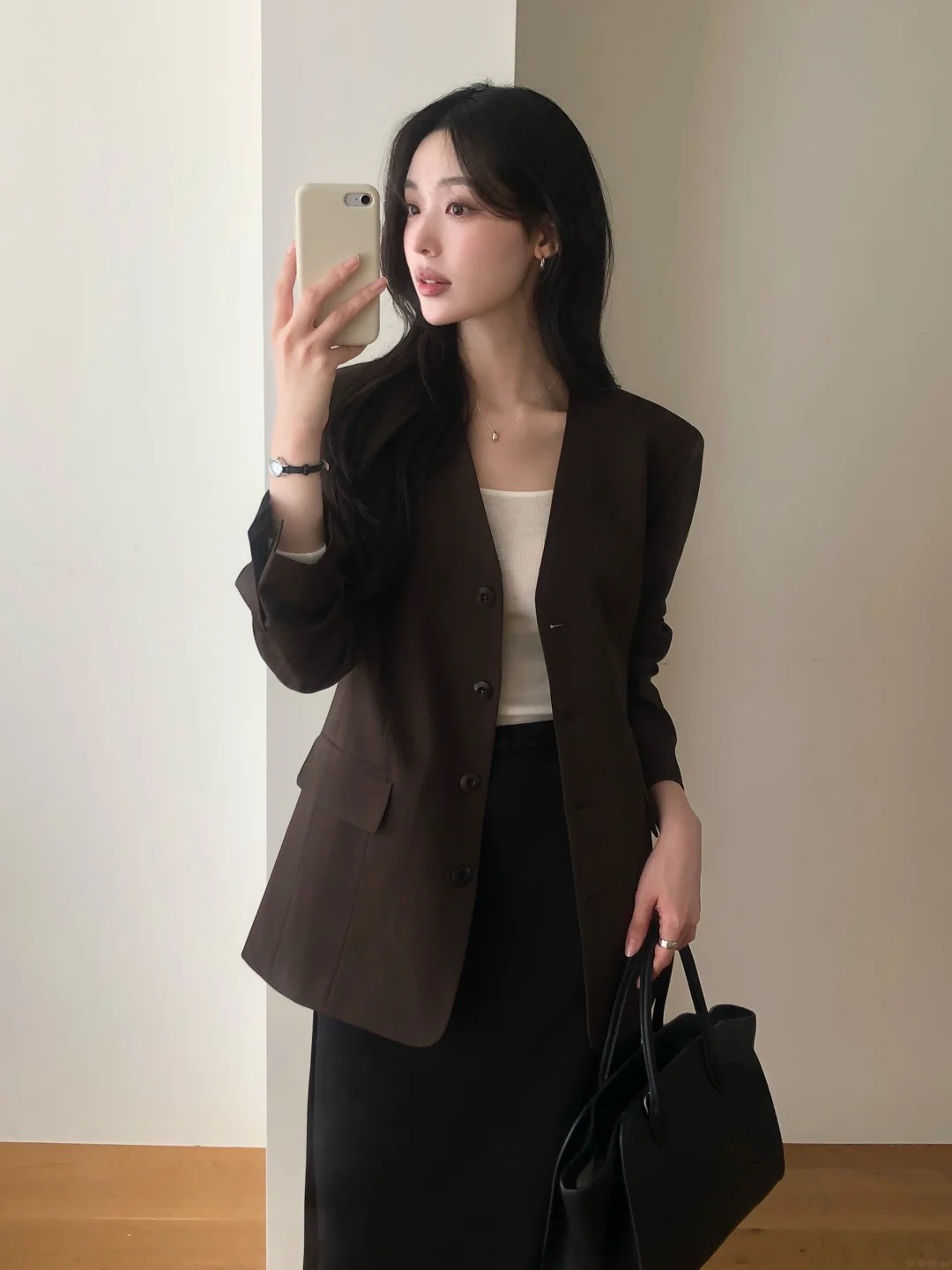 Blazer c&oacute; đai buộc: Mảnh gh&eacute;p old money gi&uacute;p diện mạo đầu thu th&ecirc;m kh&iacute; chất - Ảnh 1.