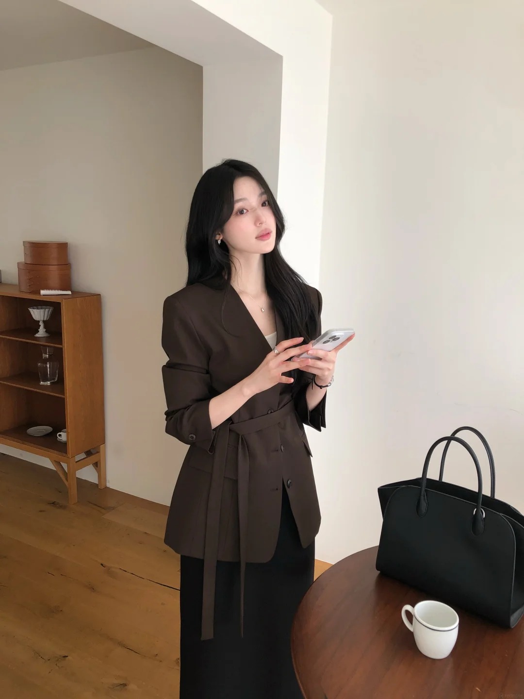 Blazer c&oacute; đai buộc: Mảnh gh&eacute;p old money gi&uacute;p diện mạo đầu thu th&ecirc;m kh&iacute; chất - Ảnh 2.
