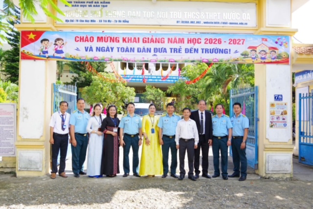 Sư đo&agrave;n 372 tiếp sức học sinh đến trường - Ảnh 1.