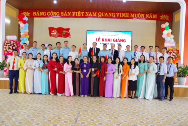 Sư đo&agrave;n 372 tiếp sức học sinh đến trường - Ảnh 2.