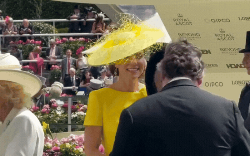 V&agrave;i th&aacute;ng tr&ocirc;i qua, người h&acirc;m mộ Ho&agrave;ng gia vẫn m&ecirc; mẩn chiếc v&aacute;y v&agrave;ng gi&uacute;p Vương phi Kate &ldquo;thắp s&aacute;ng&rdquo; Royal Ascot - Ảnh 2.