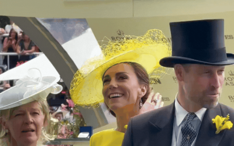 V&agrave;i th&aacute;ng tr&ocirc;i qua, người h&acirc;m mộ Ho&agrave;ng gia vẫn m&ecirc; mẩn chiếc v&aacute;y v&agrave;ng gi&uacute;p Vương phi Kate &ldquo;thắp s&aacute;ng&rdquo; Royal Ascot - Ảnh 1.