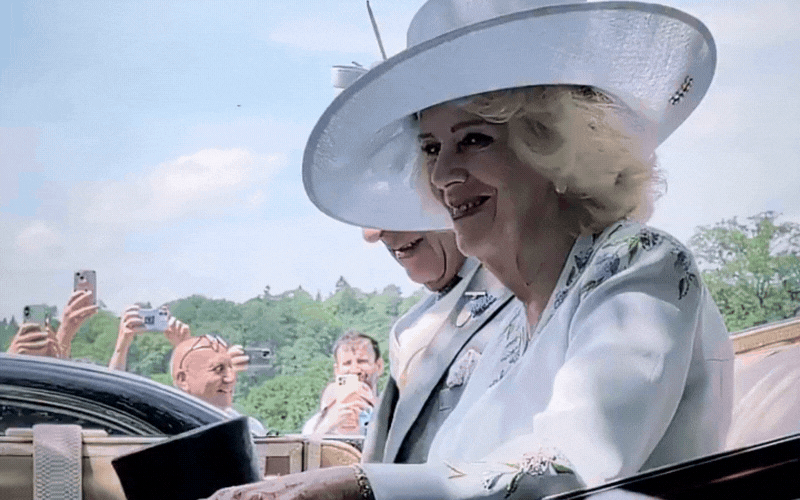 Rộ lại khoảnh khắc đ&aacute;ng y&ecirc;u của Vua Charles v&agrave; Vương hậu Camilla tại Royal Ascot - Ảnh 1.