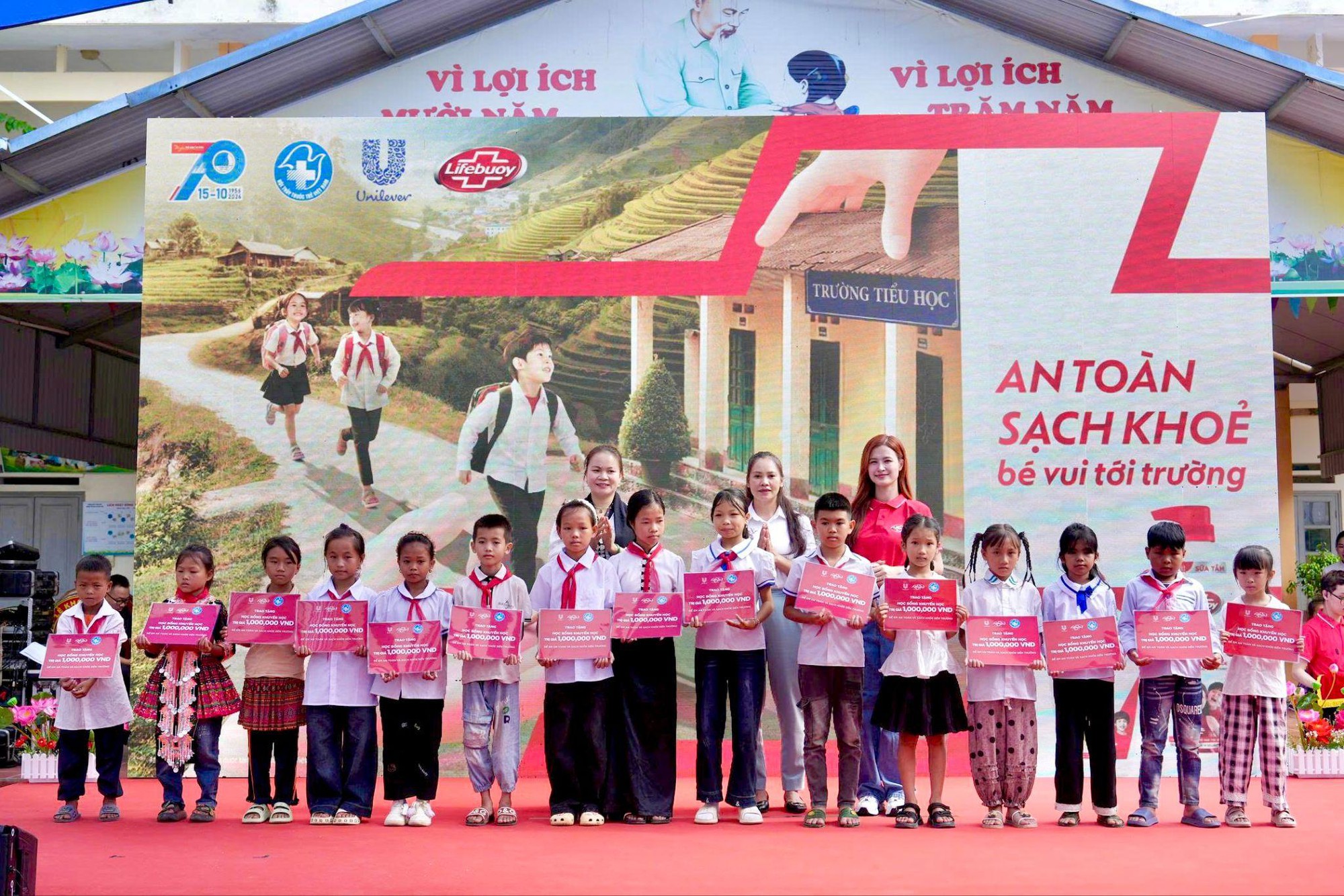 Lifebuoy đồng hành cùng trẻ em tại Lai Châu, Lào Cai, Quảng Trị trở lại trường học an toàn, sạch khỏe - Ảnh 1.