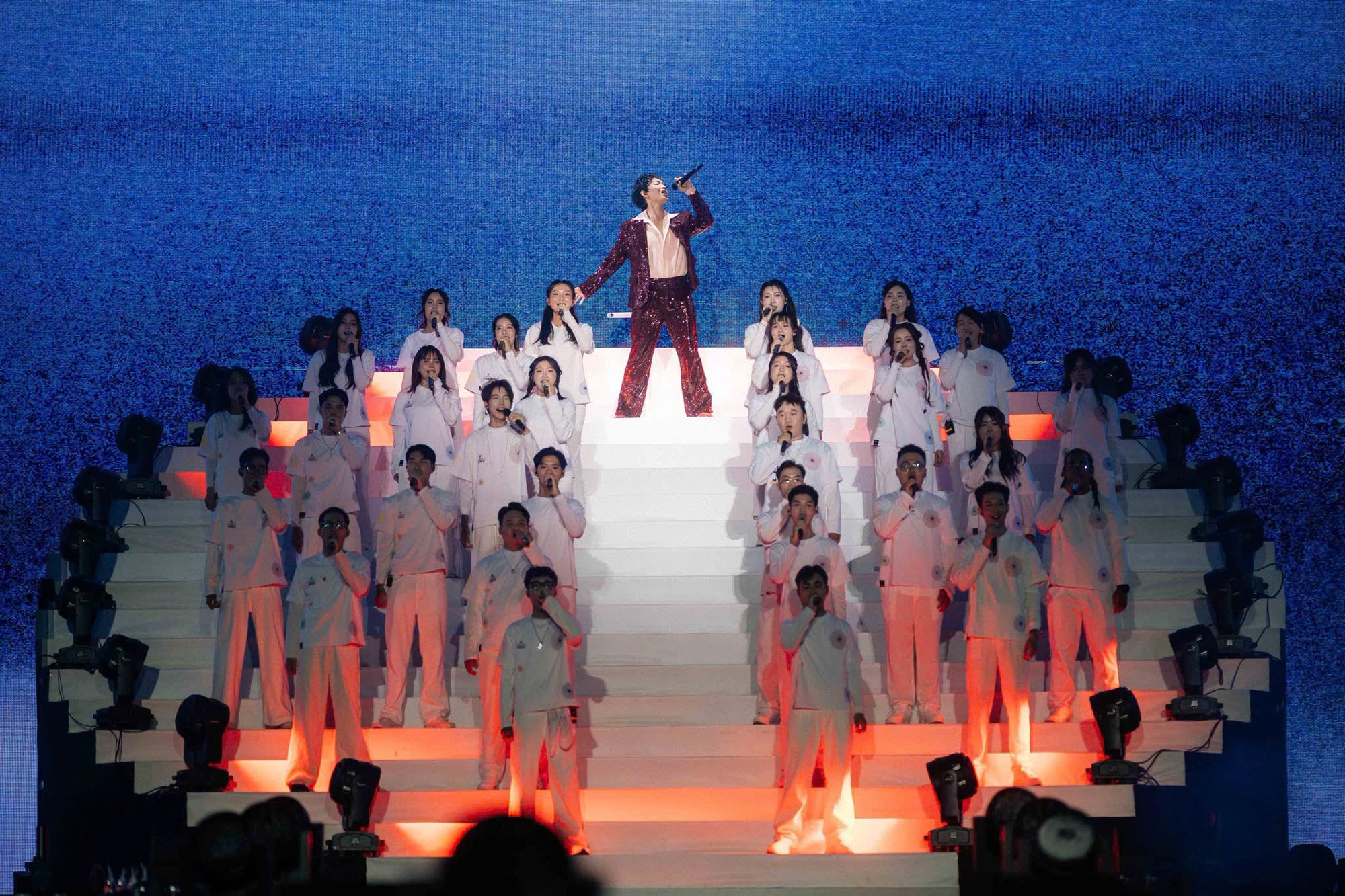 FANOS đồng hành tạo nên sự thành công của concert Xoay Tròn Day 3 của Hoàng Dũng- Ảnh 1.