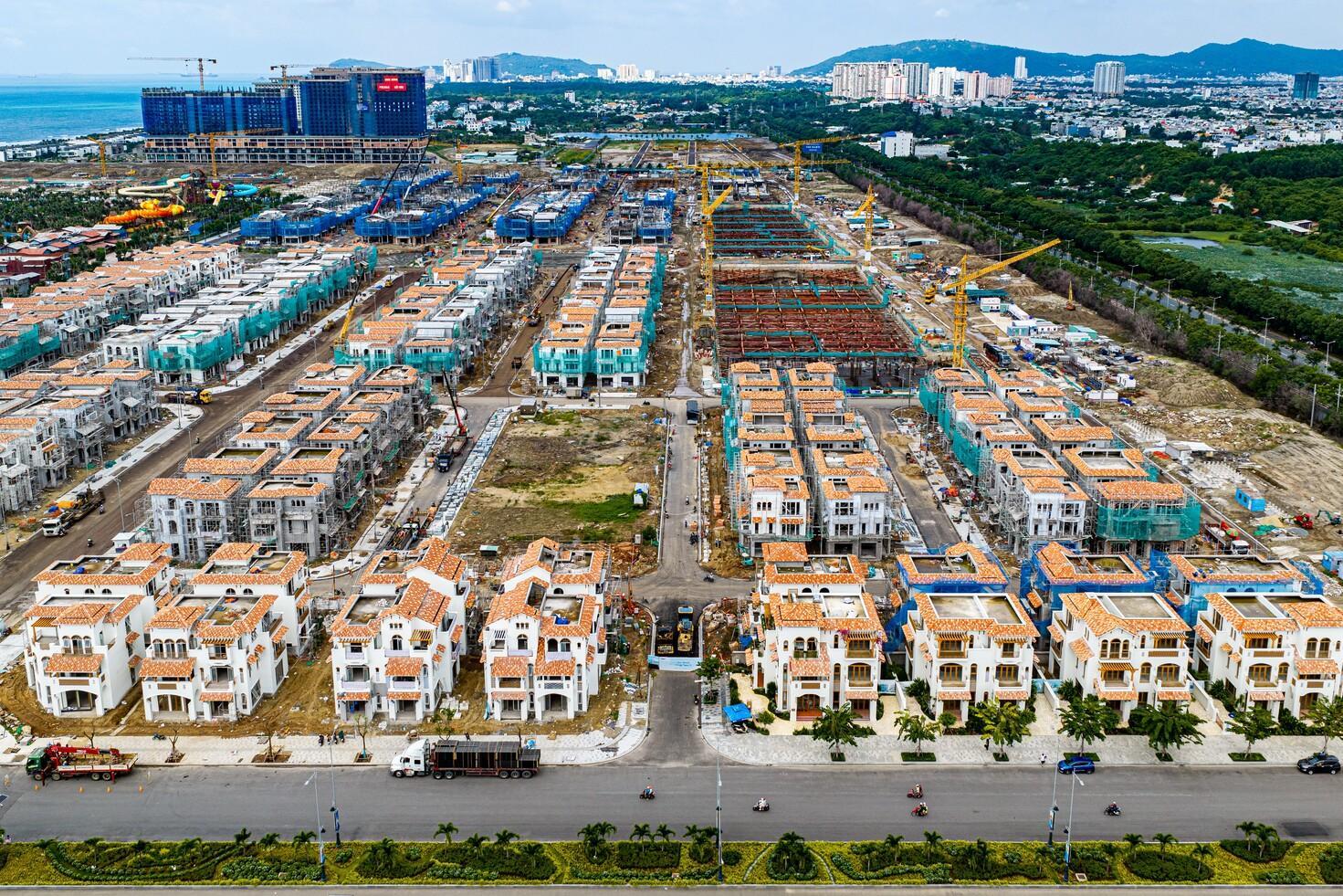 Hàng trăm căn nhà phố, biệt thự sắp hoàn thiện, Blanca City “thay da đổi thịt” sau hơn một năm - Ảnh 1.