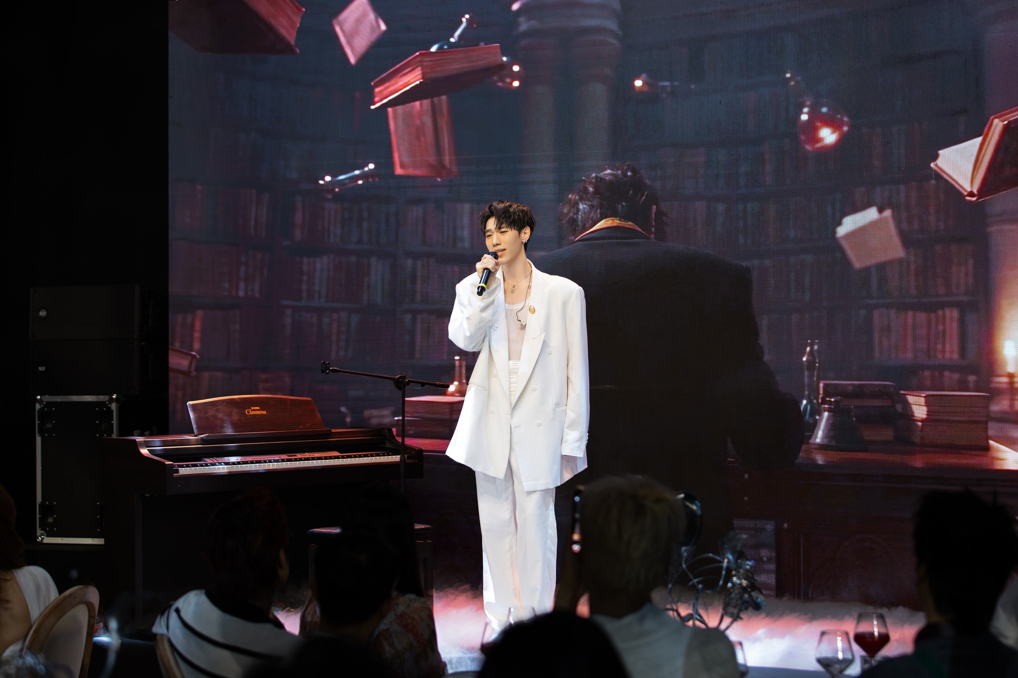Lohan chứng minh thực lực với 3 s&acirc;n khấu live tại Private Listening Party &ldquo;Prince On&rdquo;- Ảnh 1.