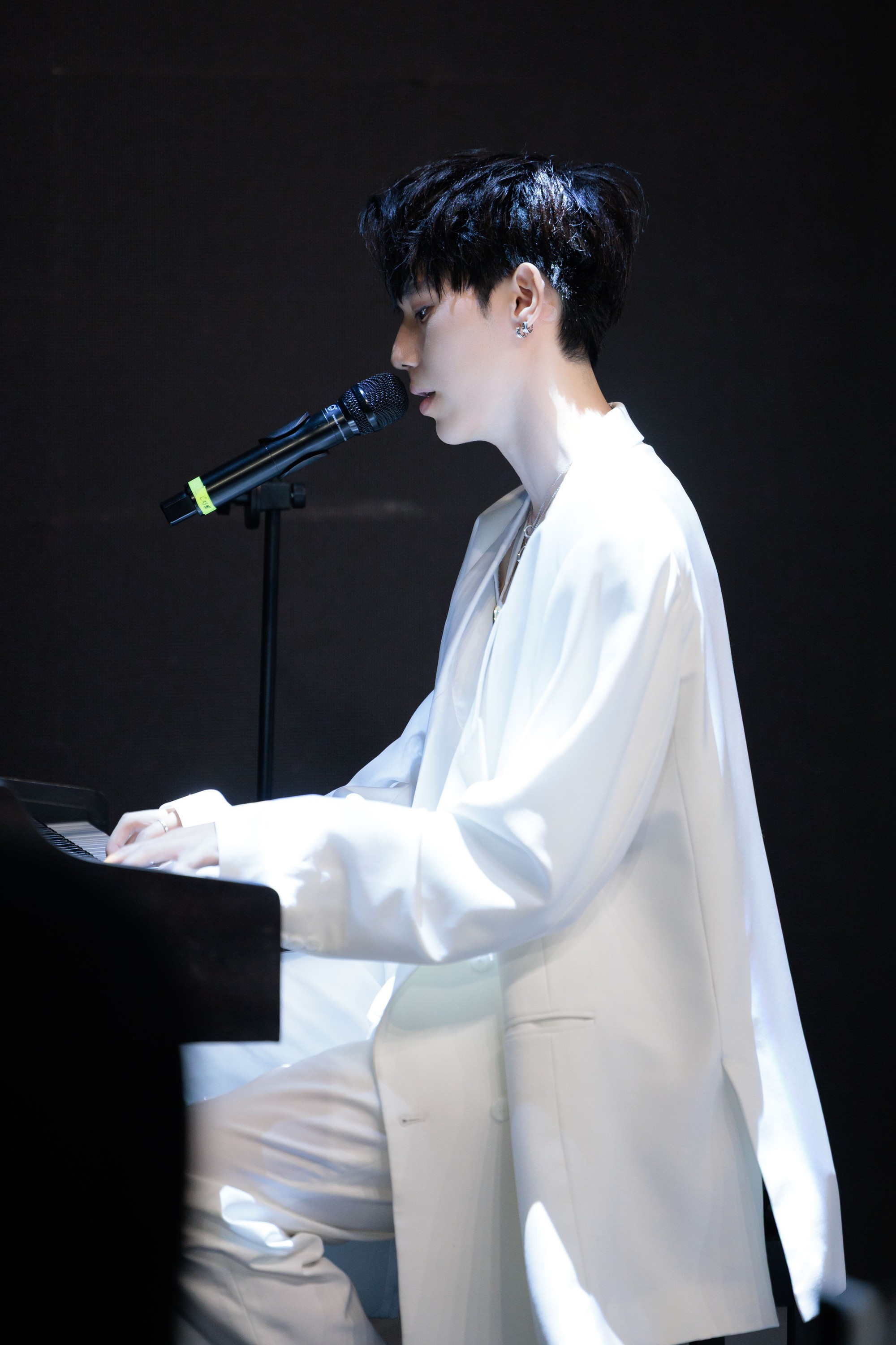 Lohan chứng minh thực lực với 3 s&acirc;n khấu live tại Private Listening Party &ldquo;Prince On&rdquo;- Ảnh 2.