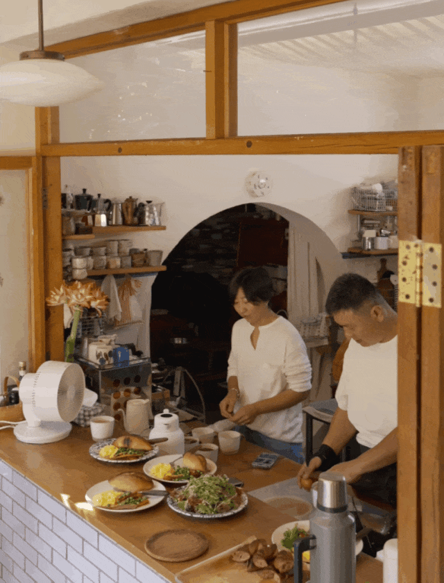 Cặp vợ chồng 8X chỉ làm 3 ngày/tuần, không cố kiếm nhiều hơn: Một cách dùng tiền khiến người trung niên phải suy nghĩ - Ảnh 1.
