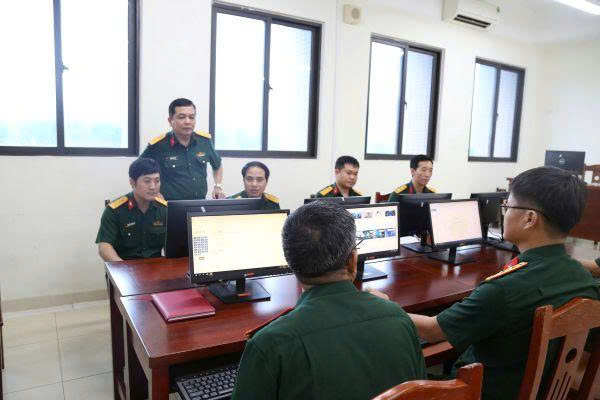 N&acirc;ng cao năng lực số của sĩ quan trẻ ở c&aacute;c nh&agrave; trường qu&acirc;n đội trong t&igrave;nh h&igrave;nh mới - Ảnh 1.