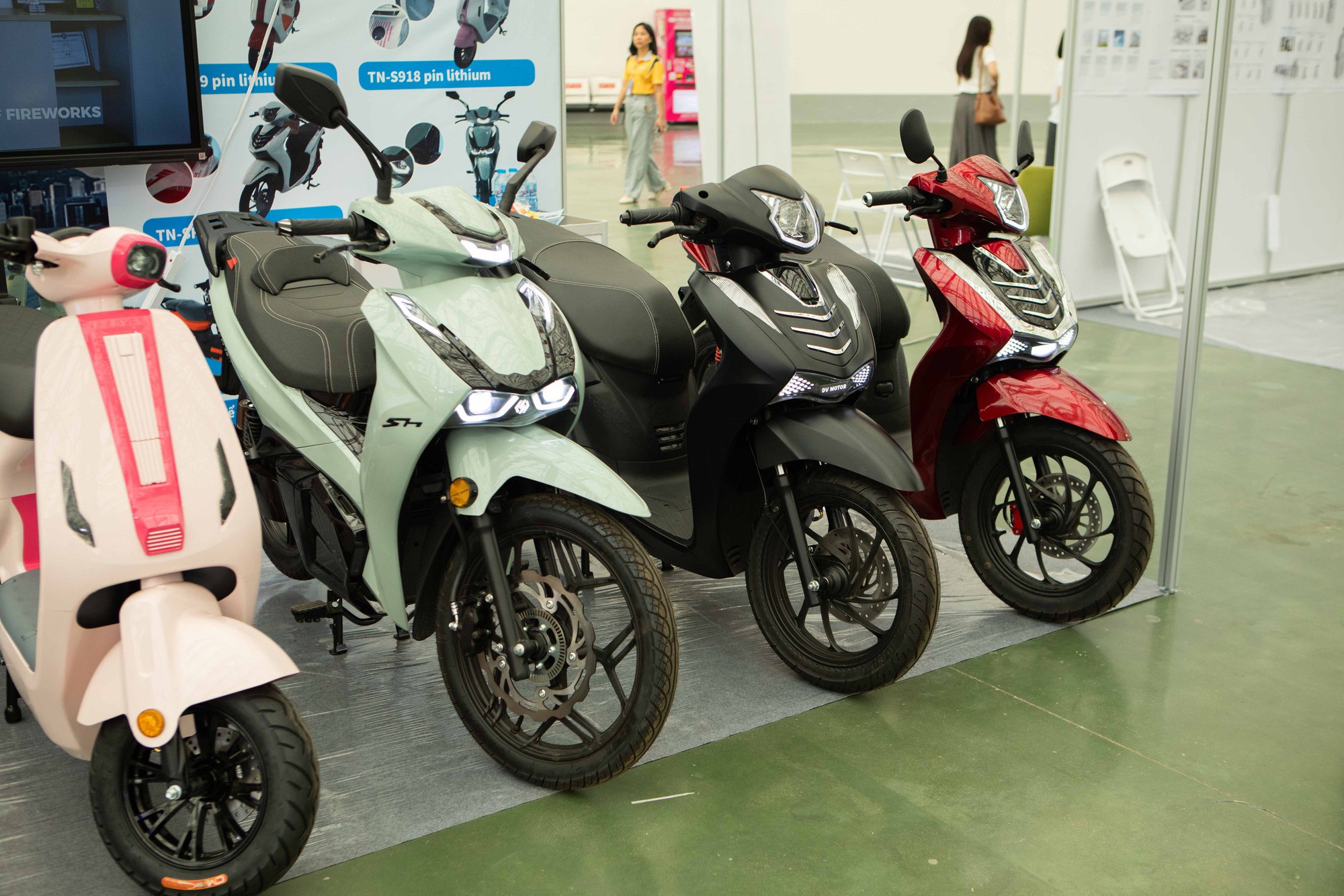 "Xe m&aacute;y điện SH" xuất hiện tại Việt Nam: Phanh ABS, kh&oacute;a NFC, pin Li-ion, gi&aacute; hơn 30 triệu - Ảnh 1.