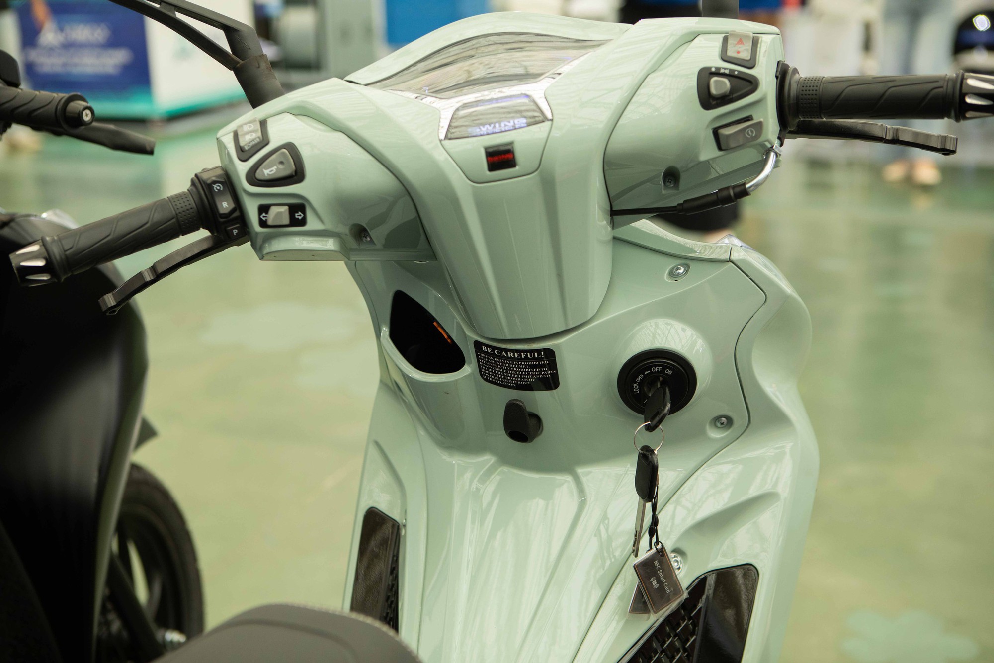 "Xe m&aacute;y điện SH" xuất hiện tại Việt Nam: Phanh ABS, kh&oacute;a NFC, pin Li-ion, gi&aacute; hơn 30 triệu - Ảnh 10.