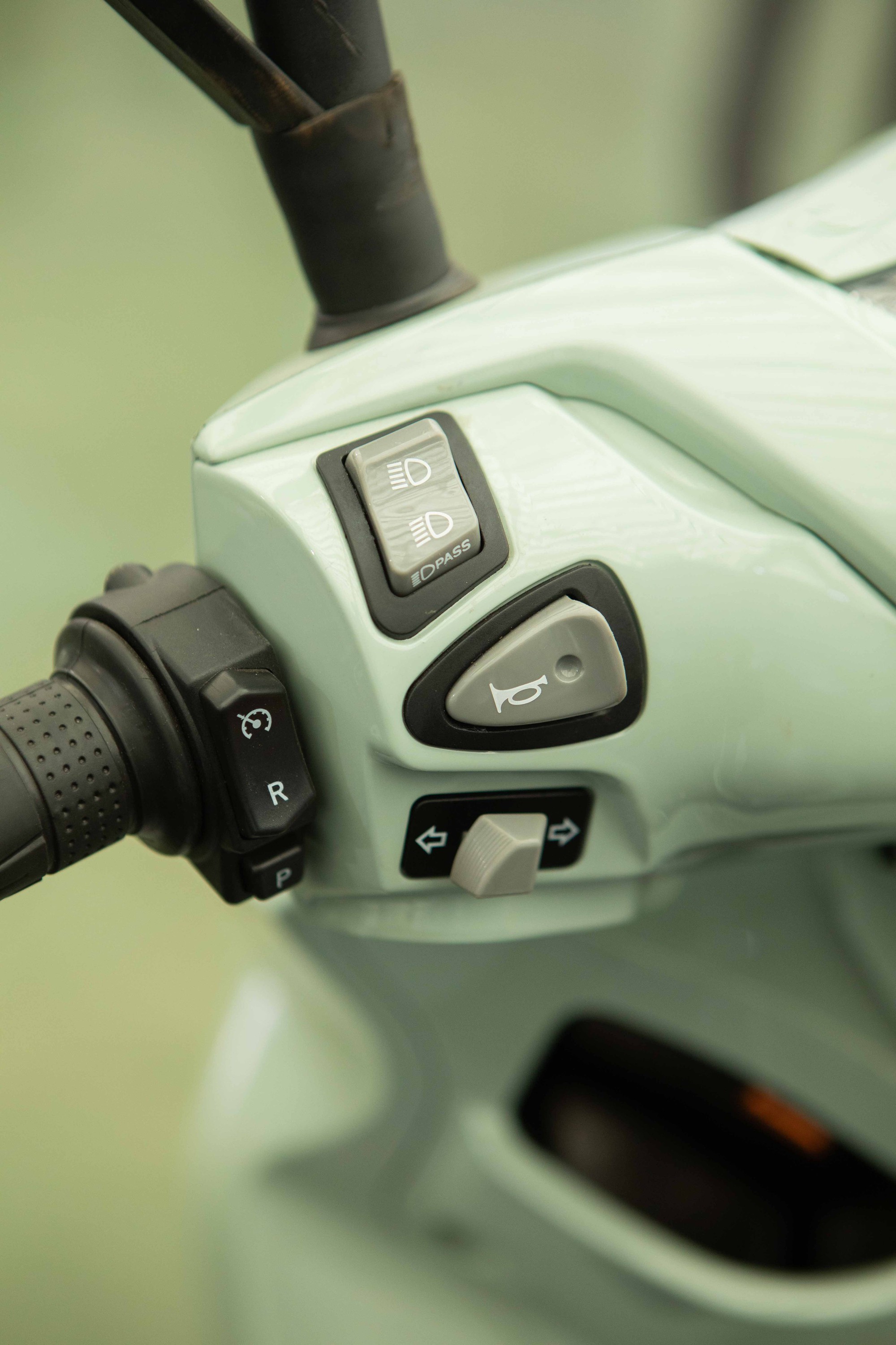 "Xe m&aacute;y điện SH" xuất hiện tại Việt Nam: Phanh ABS, kh&oacute;a NFC, pin Li-ion, gi&aacute; hơn 30 triệu - Ảnh 5.