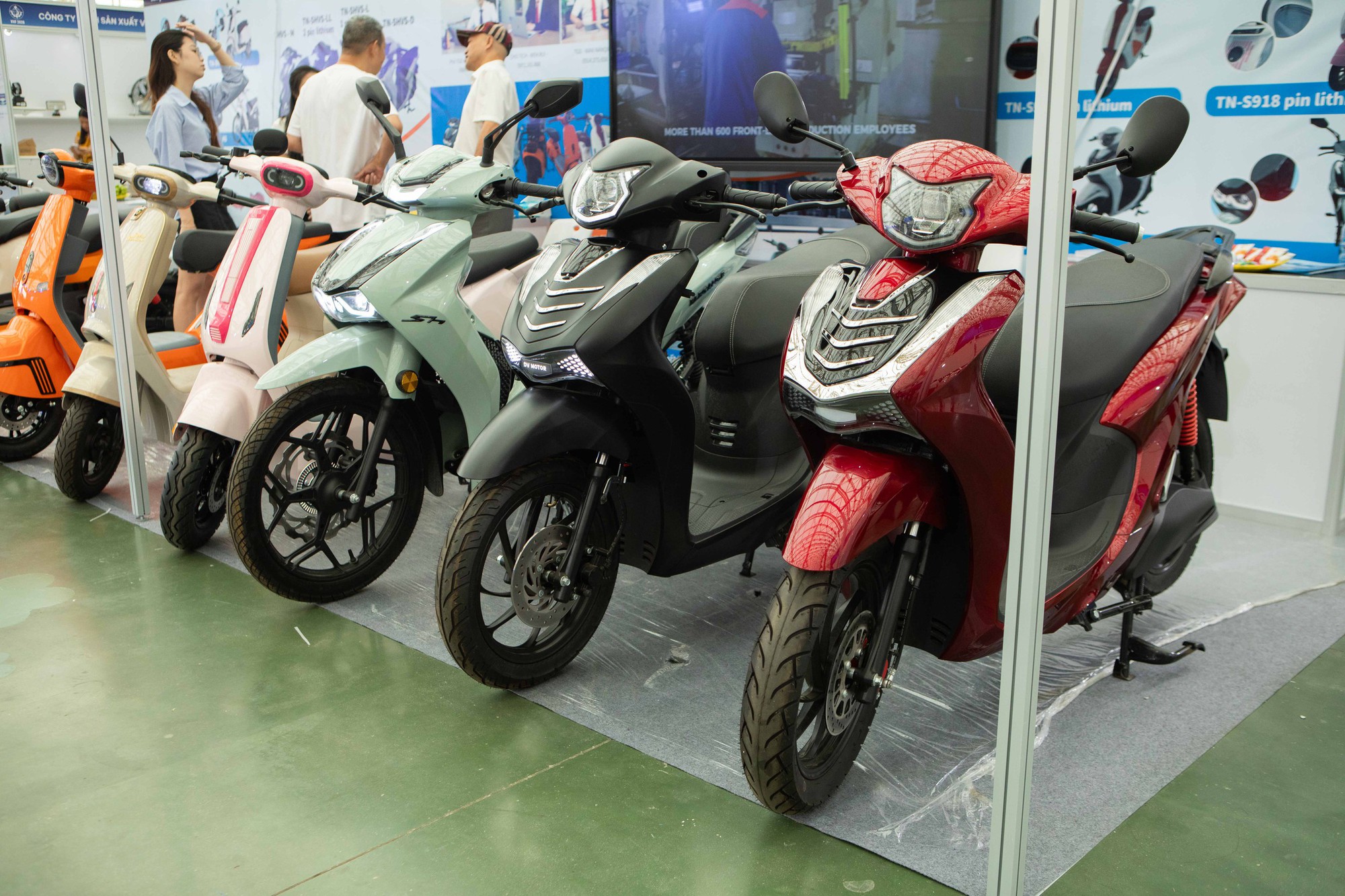 "Xe m&aacute;y điện SH" xuất hiện tại Việt Nam: Phanh ABS, kh&oacute;a NFC, pin Li-ion, gi&aacute; hơn 30 triệu - Ảnh 12.