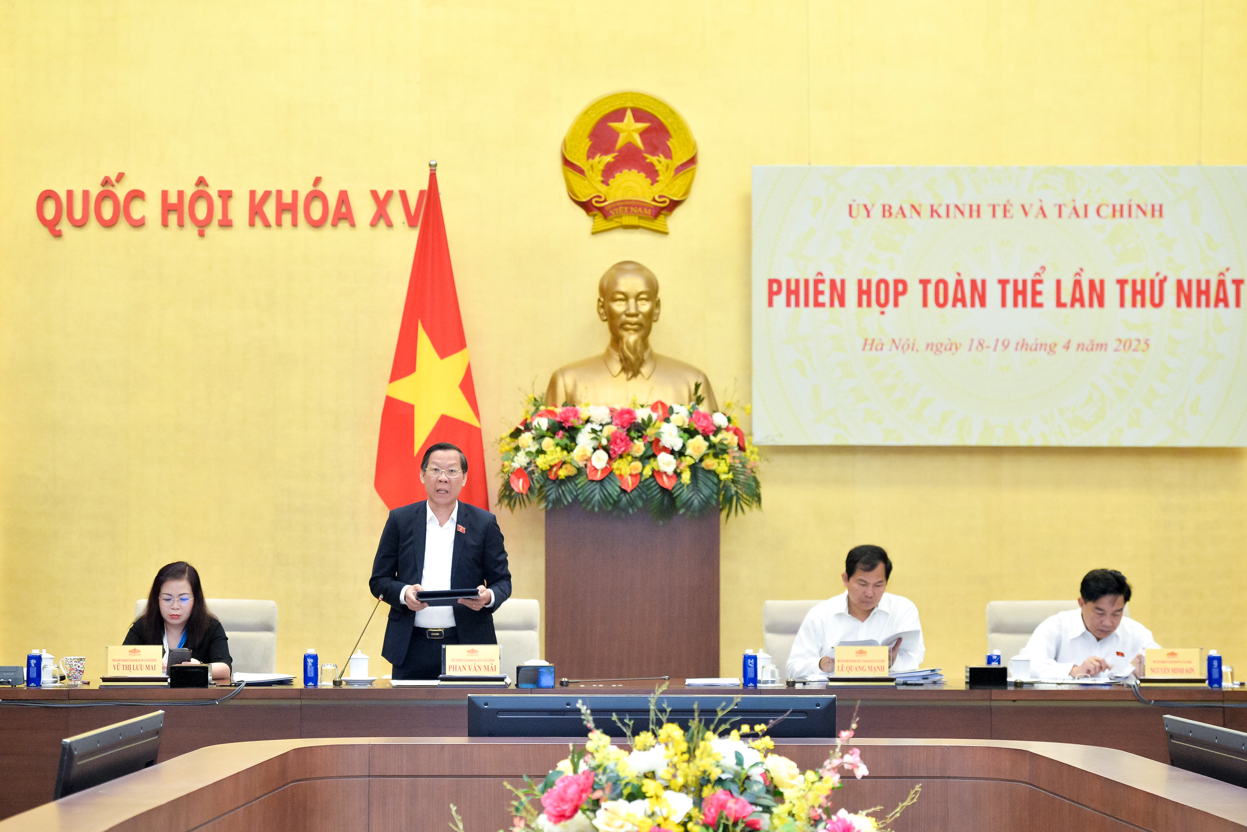 https://thanhnienviet.mediacdn.vn/Uploads/Originals/2025/04/18/202504181126421097_Chu%CC%89%20nhie%CC%A3%CC%82m%20U%CC%89y%20ban%20Kinh%20te%CC%82%CC%81%20va%CC%80%20Ta%CC%80i%20chi%CC%81nh%20Phan%20Va%CC%86n%20Ma%CC%83i%201.jpg