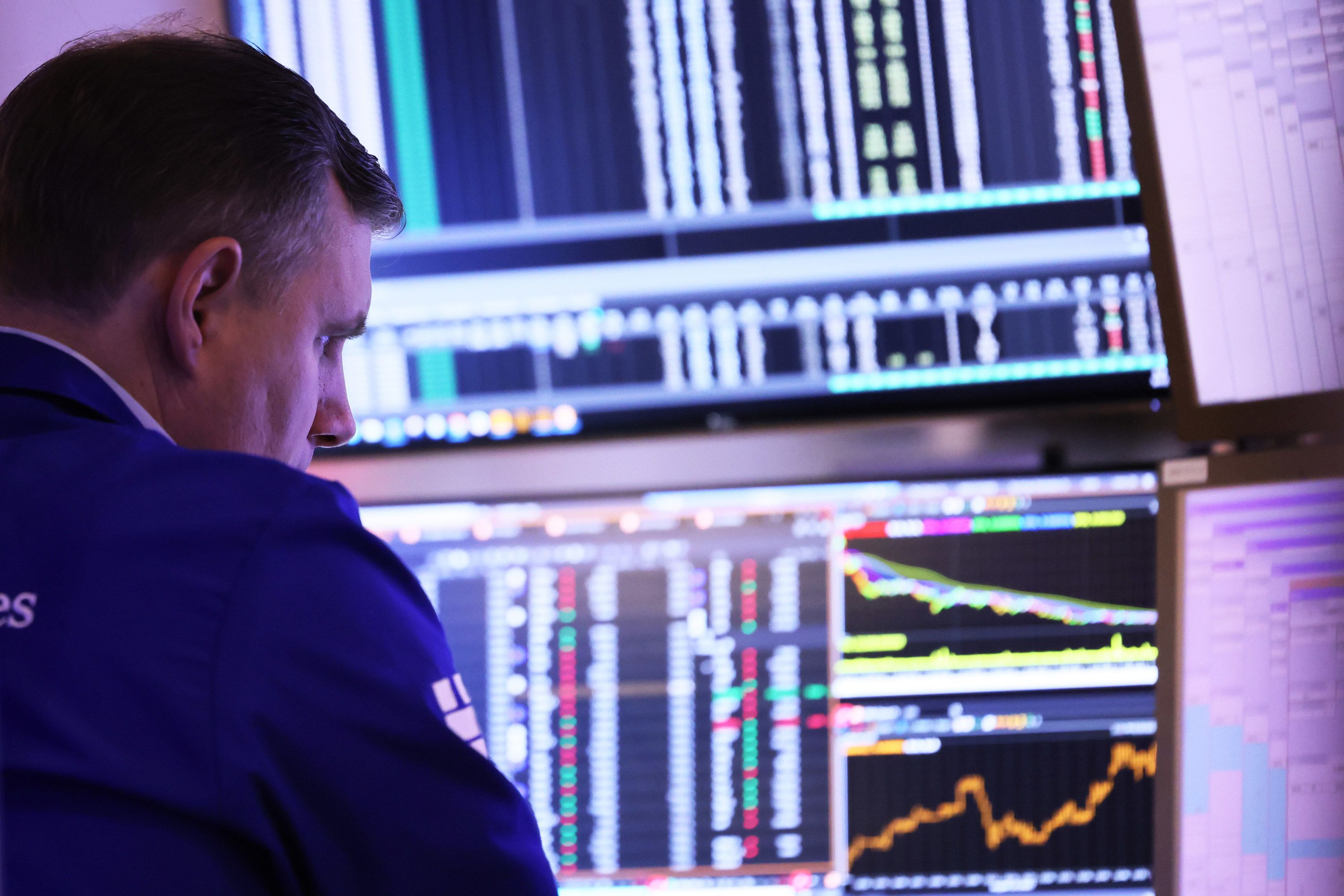 https://thanhnienviet.mediacdn.vn/api/v1/images/stellar/prod/230907161534-premarket-stocks-trading-stocks-over-bonds.jpg