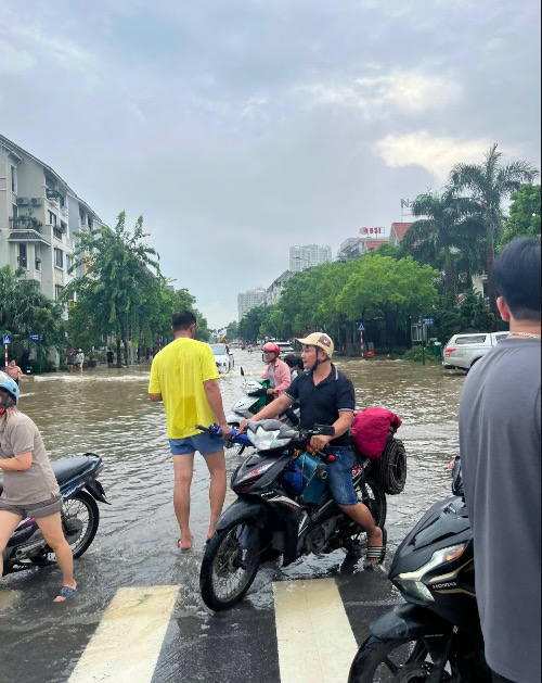 Nhiều tuyến phố, khu đô thị tại Hà Nội đã ngập sâu trong nước- Ảnh 2.