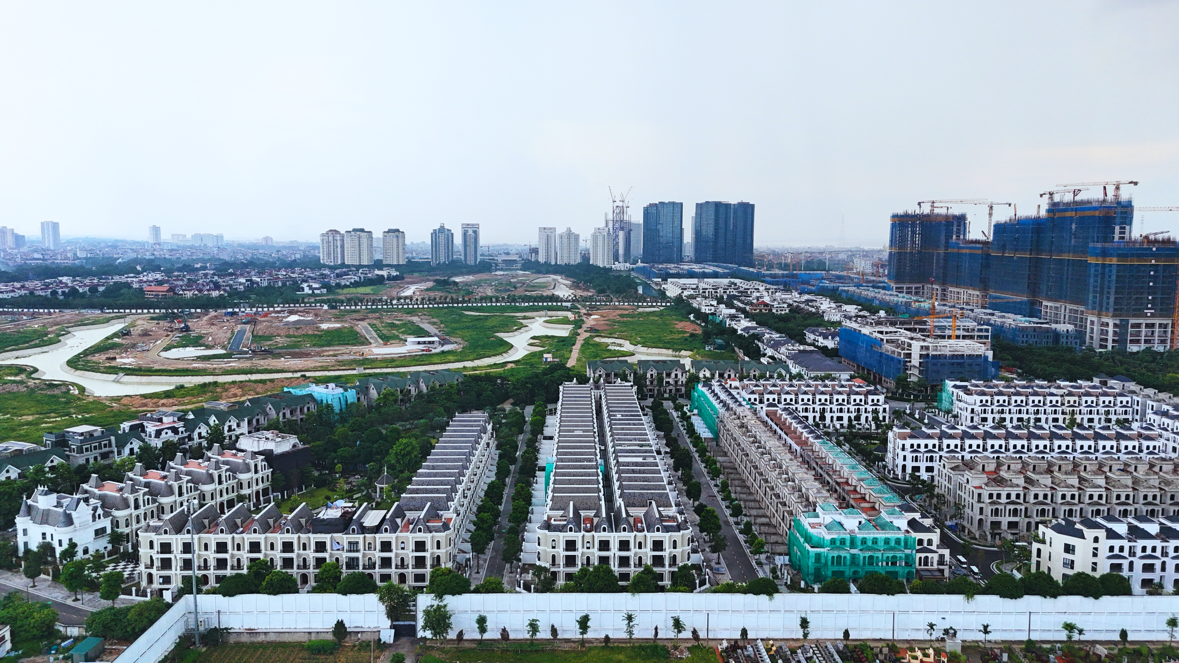 Cận cảnh khu biệt thự siêu sang giá hàng trăm triệu đồng mỗi mét vuông - Ảnh 2.