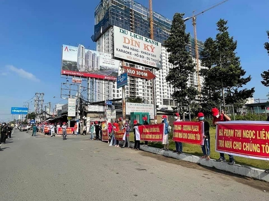 Khách hàng kéo băng rôn đỏ đường đòi nhà ở dự án Roxana Plaza