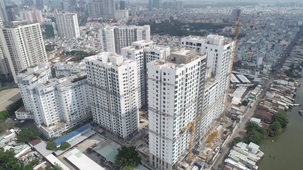 Nhộn nhịp công trường chung cư De La Sol chờ ngày được gỡ vướng