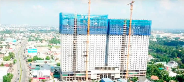 Khách hàng kéo băng rôn đỏ đường đòi nhà ở dự án Roxana Plaza