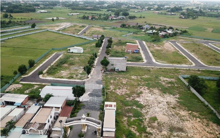 Long An chặn dự &aacute;n bất động sản cầm đ&egrave;n chạy trước &ocirc; t&ocirc;
