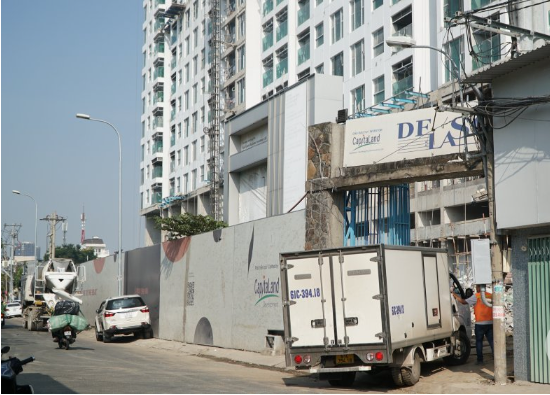 Nhộn nhịp công trường chung cư De La Sol chờ ngày được gỡ vướng