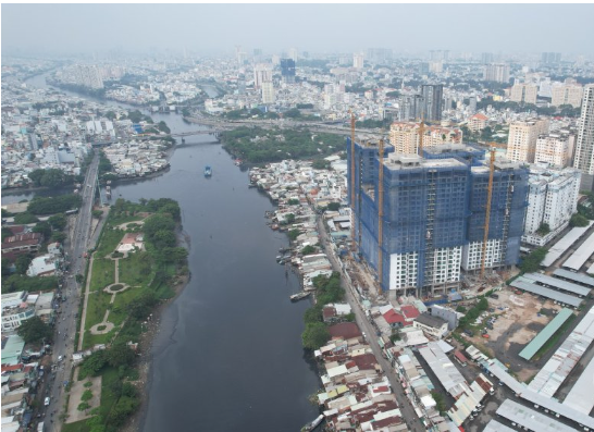 Nhộn nhịp công trường chung cư De La Sol chờ ngày được gỡ vướng