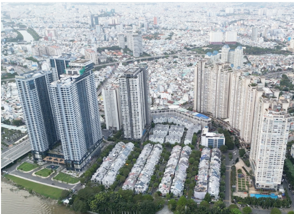 Cận cảnh bức tường ngăn cách Vinhomes và Saigon Pearl trước ngày bị dỡ bỏ