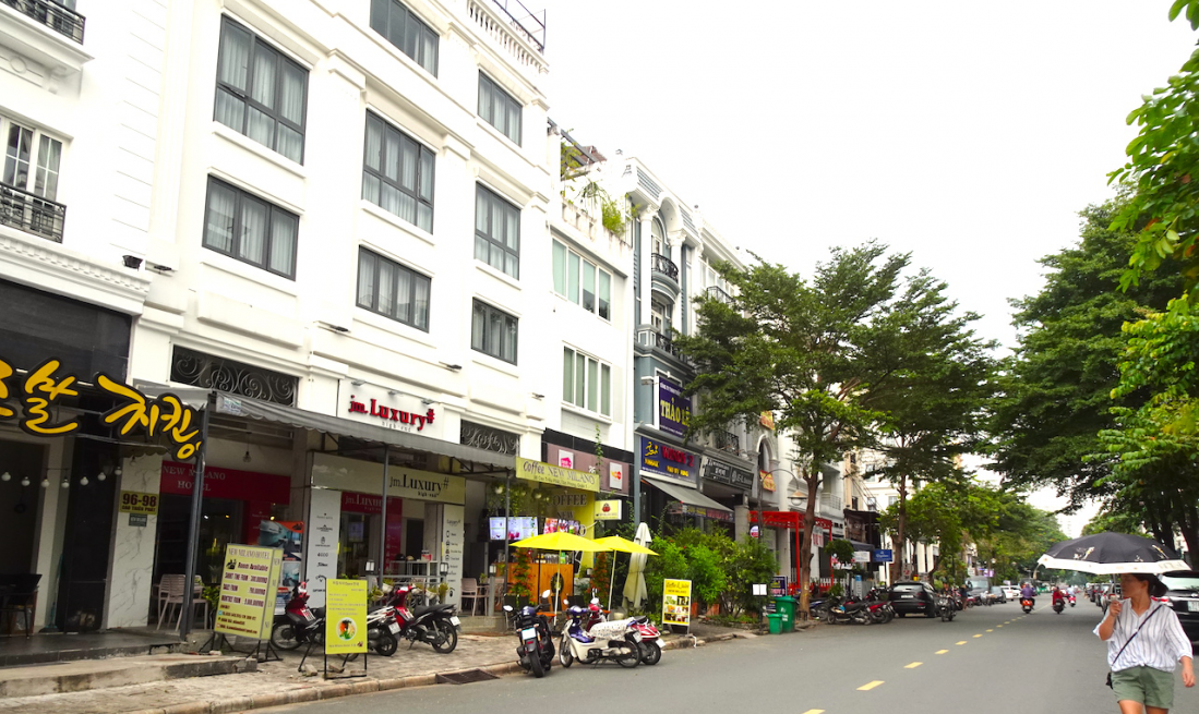 Shophouse giảm gi&aacute; vẫn ế kh&aacute;ch