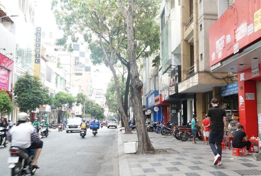 Gi&aacute; thu&ecirc; mặt bằng b&aacute;n lẻ TP.HCM bật tăng trở lại