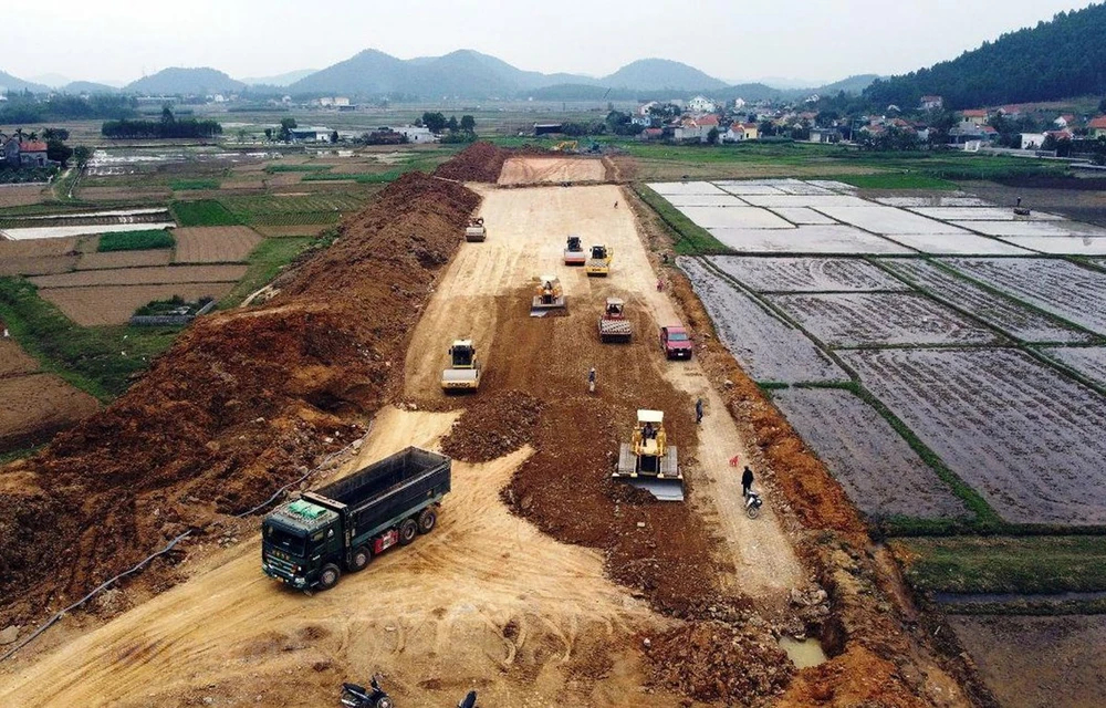 Thủ tướng yêu cầu không để xảy ra tình trạng thiếu cát, sỏi, vật liệu làm cao tốc khu vực ĐBSCL- Ảnh 2.