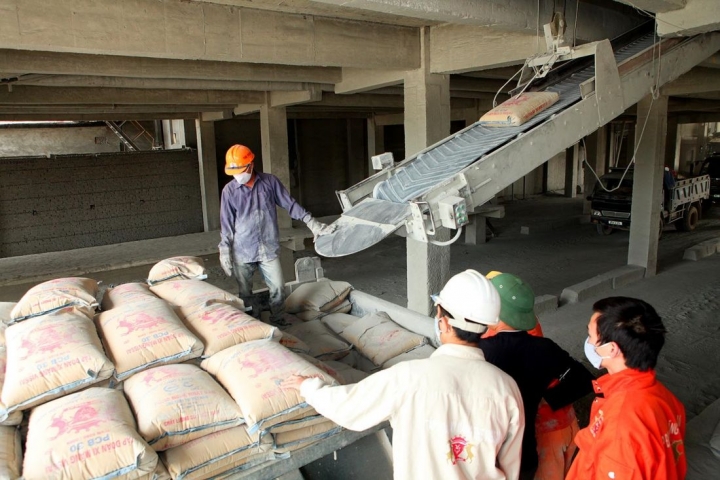 Xi măng đồng loạt tăng giá- Ảnh 1.
