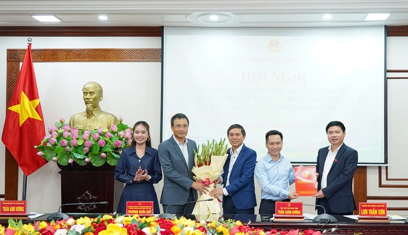 Tỉnh nằm ở cửa ng&otilde; ph&iacute;a Nam H&agrave; Nội trao giấy chứng nhận đầu tư dự &aacute;n khu c&ocirc;ng nghiệp 3.000 tỷ đồng- Ảnh 1.