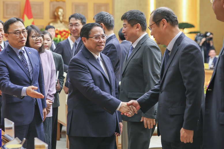 Thủ tướng gặp 35 tập đo&agrave;n H&agrave;n Quốc, muốn tăng đầu tư v&agrave;o AI, năng lượng xanh ở Việt Nam- Ảnh 1.
