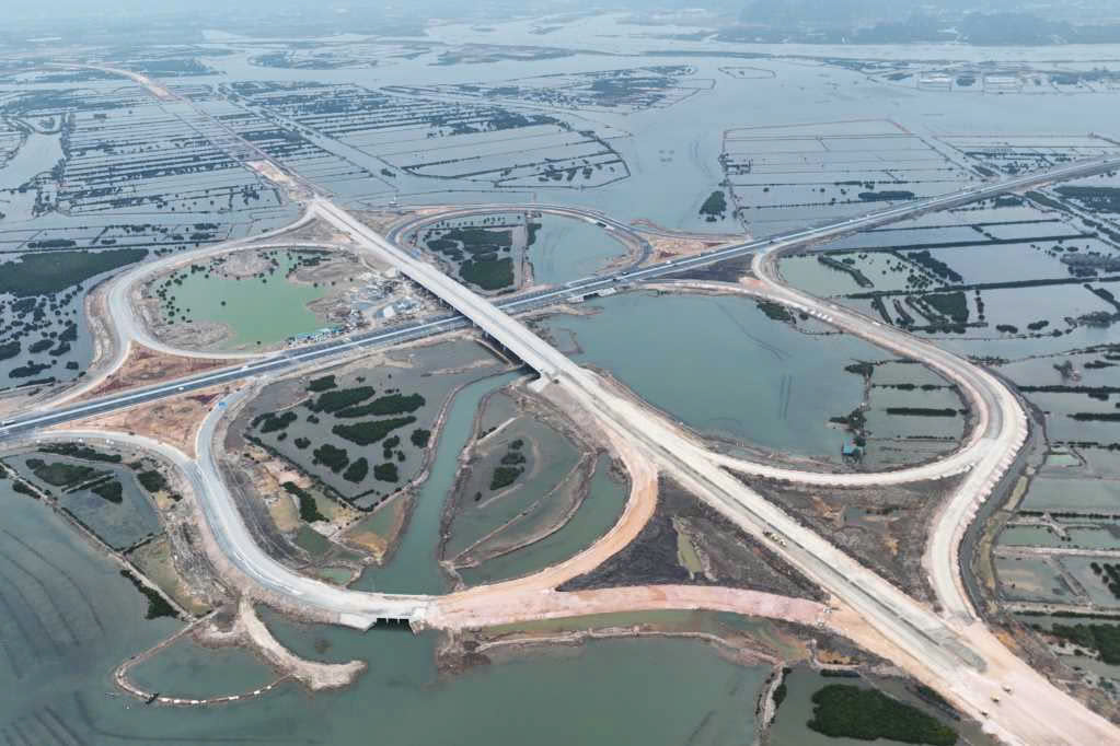 Triển khai 77 dự án năm 2025, UBND tỉnh Quảng Ninh yêu cầu các địa phương khẩn trương gỡ vướng nguồn cung vật liệu- Ảnh 1.