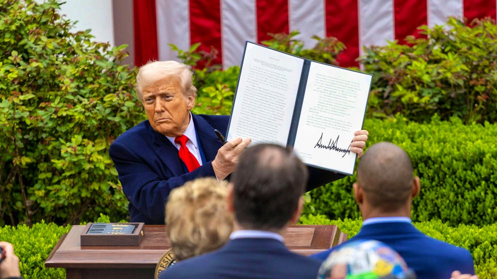 Xem cách cả thế giới phản ứng với thuế quan mới của ông Trump- Ảnh 1.