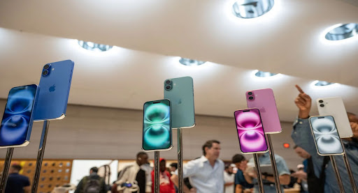 Tại sao giấc mơ "iPhone sản xuất tại Mỹ" của ông Trump có thể sẽ không trở thành hiện thực?- Ảnh 1.
