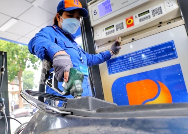Giá xăng dầu chiều 17-4: Giảm về mức thấp nhất 5 năm- Ảnh 1.