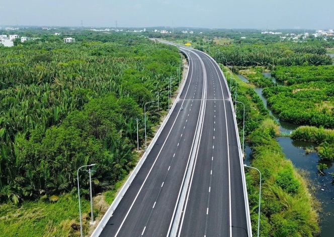 Thông xe kỹ thuật gần 20km cao tốc Bến Lức - Long Thành, mở lối kết nối miền Tây và Đông Nam Bộ- Ảnh 1.