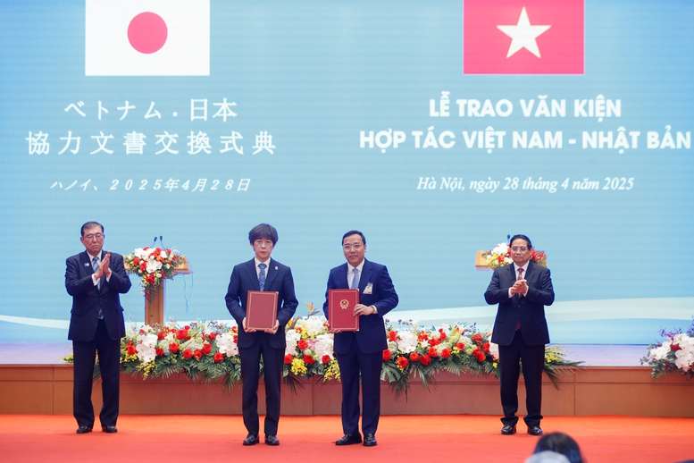 Việt Nam và Nhật Bản trao nhiều văn kiện hợp tác quan trọng, mở rộng hợp tác chiến lược toàn diện- Ảnh 1.