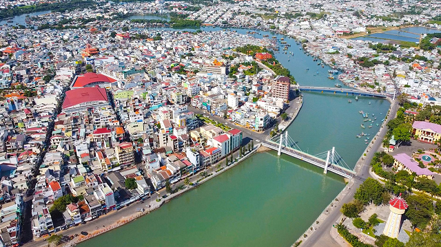 Bình Thuận họp bàn triển khai dự án đường kết nối với đường sắt tốc độ cao Bắc - Nam và đường bộ cao tốc Bắc – Nam- Ảnh 1.