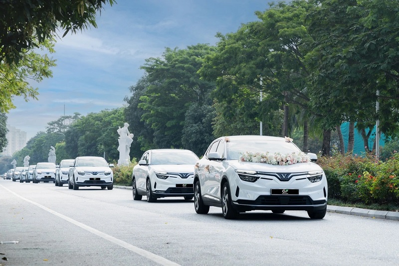 Công ty con trai thứ hai của tỷ phú Phạm Nhật Vượng ra mắt dịch vụ cho thuê xe đón dâu- Ảnh 1.
