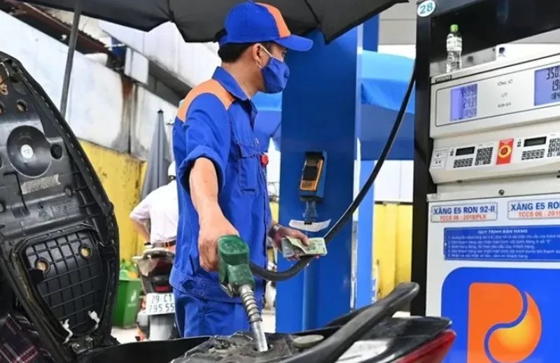 Giá xăng dầu chiều 12/6: Tiếp tục tăng, giá xăng lên sát 20.000 đồng/lít- Ảnh 1.