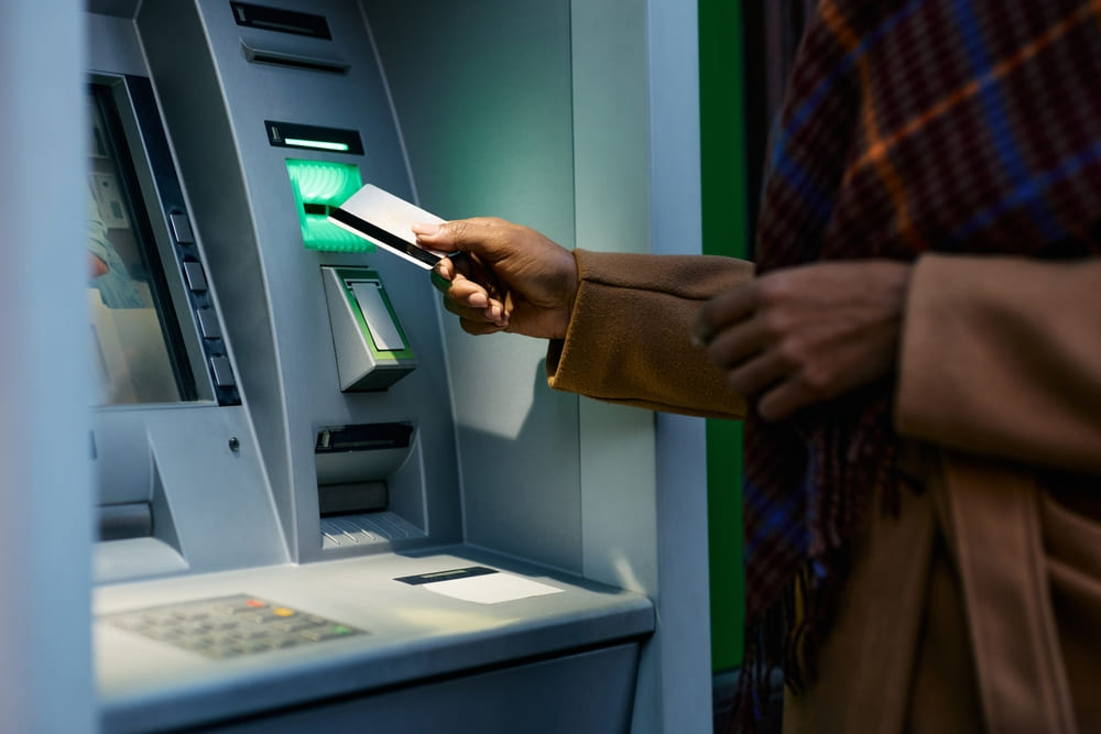 Từ ngày 1/7, chính thức "khai tử" thẻ ATM từ- Ảnh 1.