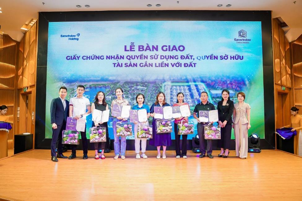 Eurowindow Twin Parks bàn giao sổ hồng, tái khẳng định chuẩn mực “Khu đô thị đáng sống” tại khu Đông Hà Nội- Ảnh 1.