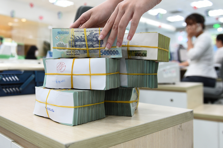 Loạt ngân hàng tăng mạnh lãi suất tiết kiệm- Ảnh 1.