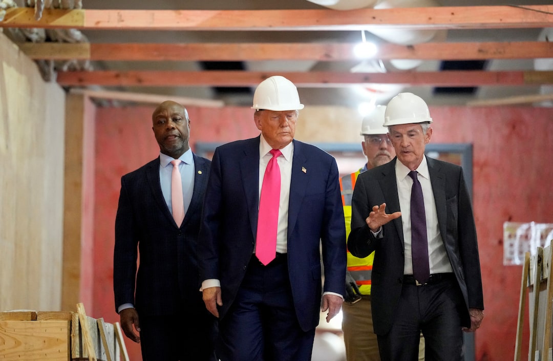 Ông Trump ghé thăm trụ sở Fed và yêu cầu hạ lãi suất ngay- Ảnh 1.