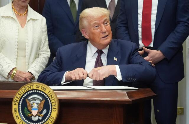 Ông Trump bất ngờ áp thuế mới, kinh tế toàn cầu thêm một lần rung chuyển- Ảnh 1.