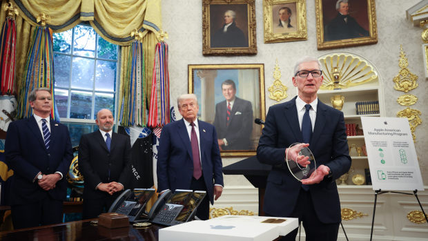 Ông Trump áp thuế 100% với chip ngoại, miễn 0% cho sản xuất tại Mỹ: Apple lập tức rót thêm 100 tỷ USD- Ảnh 1.